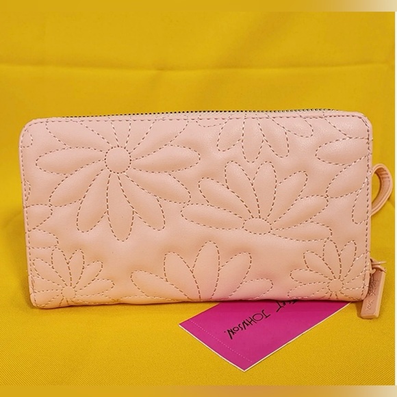 BETSEY JOHNSON PINK QUILTED DAISY FLOWER SPRING WALLET WRISTLET ZIP AROUND - Picture 4 of 8
